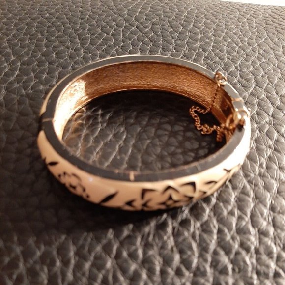 Vintage Signed EISENBERG Clamp Bracelet Pale Yellow Black Enamel 5/8"W X 7" - Picture 1 of 2